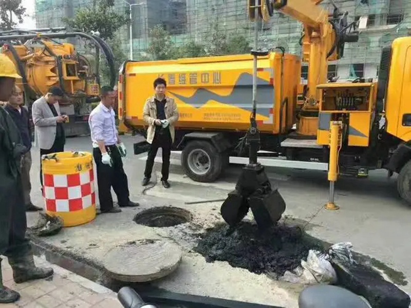 五湖渔场街道：网格员化身“清道夫”，为民解忧疏通“堵心”化粪池