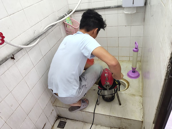 五湖渔场肥皂掉到马桶里把马桶堵住了怎么办？马桶堵住了怎么办